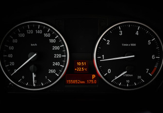 Подержанный автомобиль BMW X1 2011 года (12 фото)