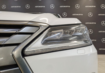 Подержанный автомобиль Lexus LX 2015 года (11 фото)