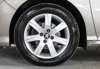 Подержанный автомобиль Peugeot 308 Hatchback 2012 года (17 фото)
