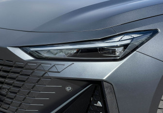 Подержанный автомобиль Changan UNI-V 2023 года (19 фото)