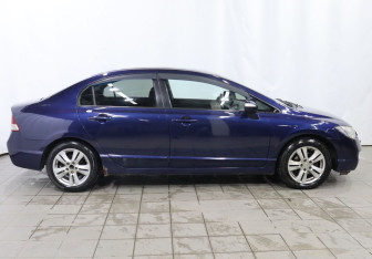Подержанный автомобиль Honda Civic Sedan 2007 года (7 фото)