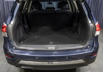 Подержанный автомобиль Nissan Pathfinder 2014 года (10 фото)