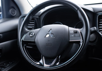 Подержанный автомобиль Mitsubishi Outlander 2019 года (15 фото)