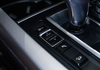 Подержанный автомобиль BMW X5 2017 года (21 фото)