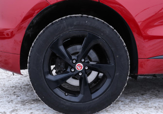 Подержанный автомобиль Jaguar F-Pace 2017 года (23 фото)