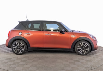 Подержанный автомобиль MINI Hatch 2020 года (4 фото)