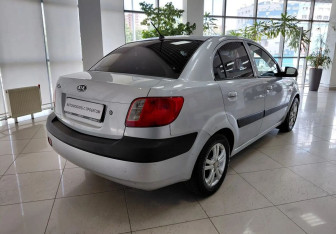 Подержанный автомобиль Kia Rio Sedan 2006 года (5 фото)