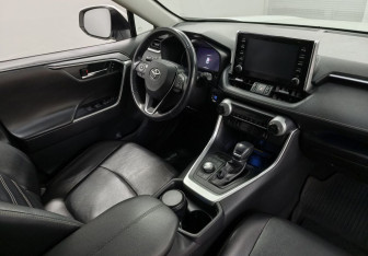 Подержанный автомобиль Toyota RAV4 2021 года (11 фото)