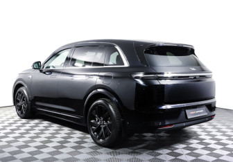 Подержанный автомобиль LiXiang L7 2023 года (7 фото)