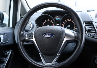 Подержанный автомобиль Ford Fiesta Hatchback 2015 года (17 фото)