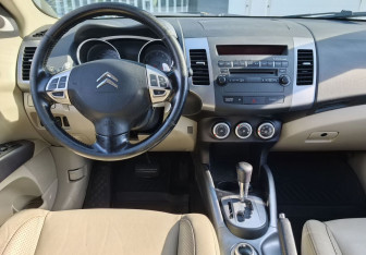 Подержанный автомобиль Citroen C-Crosser 2009 года (13 фото)