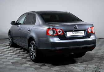 Подержанный автомобиль Volkswagen Jetta Sedan 2010 года (7 фото)