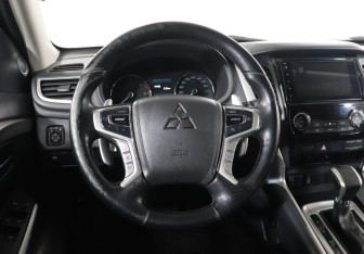 Подержанный автомобиль Mitsubishi Pajero Sport 2019 года (18 фото)