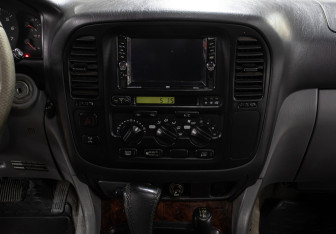 Подержанный автомобиль Toyota Land Cruiser Suv 2002 года (14 фото)