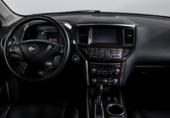 Подержанный автомобиль Nissan Pathfinder 2015 года (13 фото)