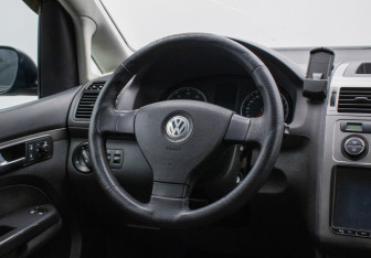 Подержанный автомобиль Volkswagen Touran 2008 года (15 фото)