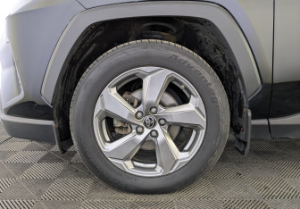Подержанный автомобиль Toyota RAV4 2020 года (12 фото)