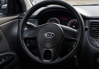 Подержанный автомобиль Kia Rio Hatchback 2010 года (11 фото)