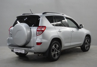 Подержанный автомобиль Toyota RAV4 2010 года (5 фото)