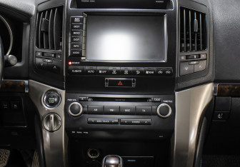 Подержанный автомобиль Toyota Land Cruiser Suv 2008 года (15 фото)