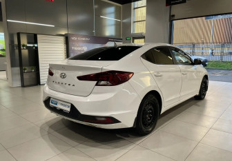 Подержанный автомобиль Hyundai Elantra Sedan 2019 года (4 фото)