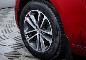 Подержанный автомобиль Jaguar F-Pace 2019 года (15 фото)