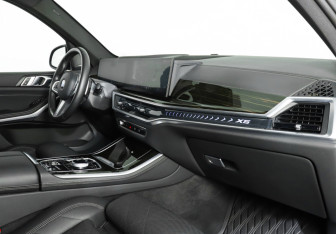 Подержанный автомобиль BMW X5 2023 года (9 фото)