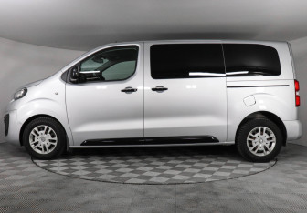 Подержанный автомобиль Peugeot Traveller 2018 года (8 фото)