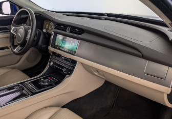 Подержанный автомобиль Jaguar XF Sedan 2019 года (13 фото)