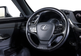 Подержанный автомобиль Lexus ES 2021 года (16 фото)