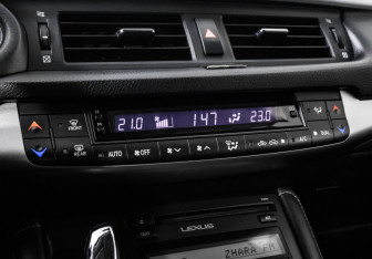 Подержанный автомобиль Lexus CT 2013 года (15 фото)