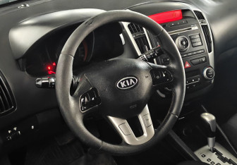 Подержанный автомобиль Kia Ceed Hatchback 2011 года (12 фото)