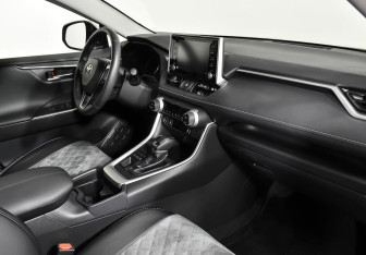 Подержанный автомобиль Toyota RAV4 2020 года (8 фото)