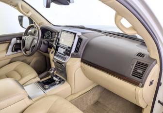 Подержанный автомобиль Toyota Land Cruiser Suv 2016 года (11 фото)