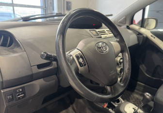 Подержанный автомобиль Toyota Yaris Hatchback 2007 года (12 фото)