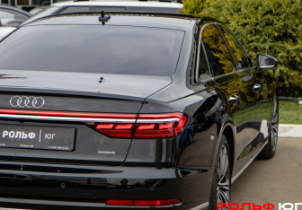 Подержанный автомобиль Audi A8 2022 года (29 фото)