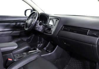Подержанный автомобиль Mitsubishi Outlander 2014 года (9 фото)