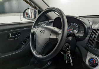 Подержанный автомобиль Hyundai Elantra Sedan 2010 года (21 фото)
