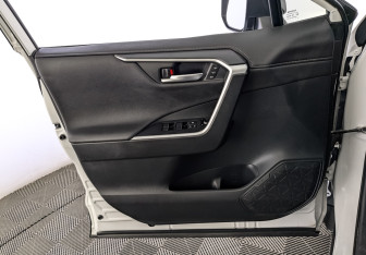 Подержанный автомобиль Toyota RAV4 2020 года (19 фото)