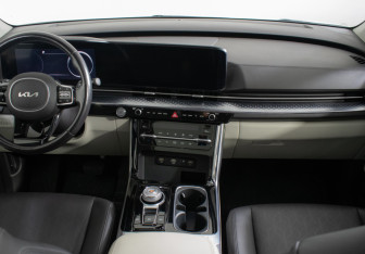 Подержанный автомобиль Kia Carnival 2022 года (12 фото)