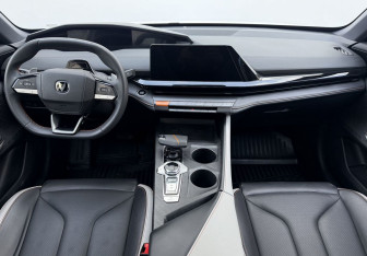 Подержанный автомобиль Changan UNI-V 2023 года (14 фото)