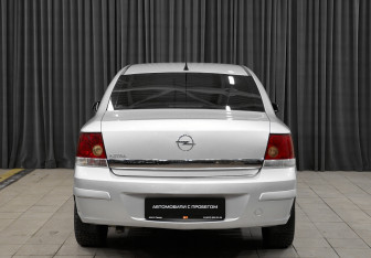 Подержанный автомобиль Opel Astra Sedan 2011 года (5 фото)