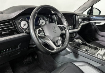 Подержанный автомобиль Volkswagen Touareg 2021 года (13 фото)
