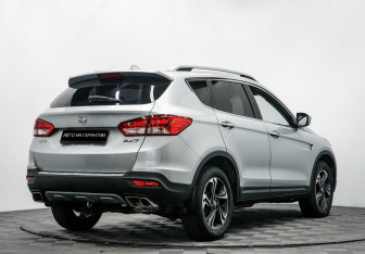 Подержанный автомобиль DongFeng AX7 2018 года (3 фото)