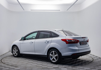 Подержанный автомобиль Ford Focus Sedan 2011 года (7 фото)