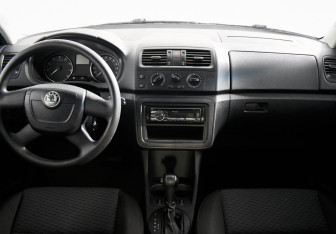 Подержанный автомобиль Skoda Fabia Hatchback 2011 года (10 фото)