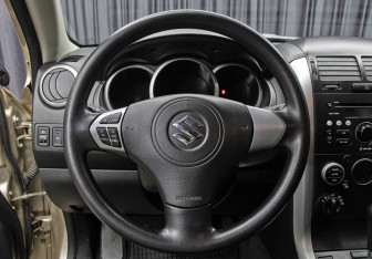 Подержанный автомобиль Suzuki Grand Vitara 2011 года (17 фото)