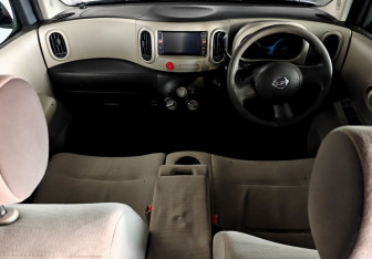 Подержанный автомобиль Nissan Cube 2010 года (11 фото)