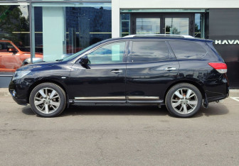 Подержанный автомобиль Nissan Pathfinder 2015 года (8 фото)