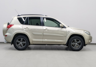 Подержанный автомобиль Toyota RAV4 2007 года (4 фото)